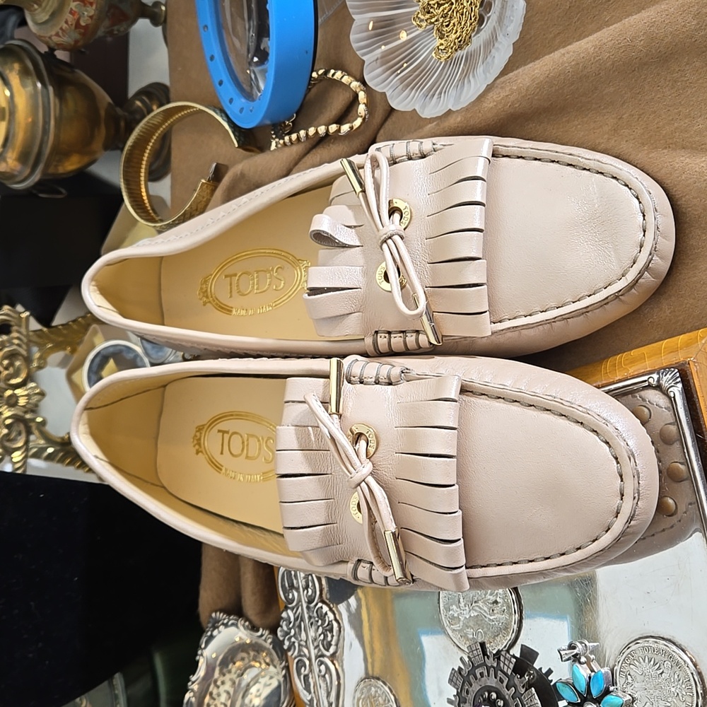 Tod's pearlized tan loafers sz 38